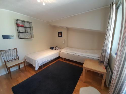 ein kleines Schlafzimmer mit 2 Betten und einem Stuhl in der Unterkunft Holiday home in Onsala in Onsala