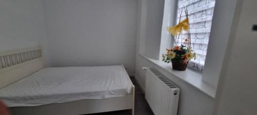 a small room with a bed and a window at Appartement Ernst in Celle