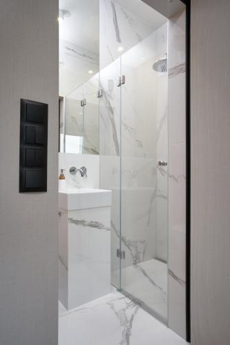 a bathroom with a shower and a sink at Apartamenty Olimpijska by RENT4YOU in Olsztyn