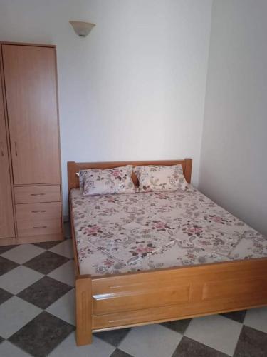 1 dormitorio con 1 cama en una habitación en Daco22, en Bečići