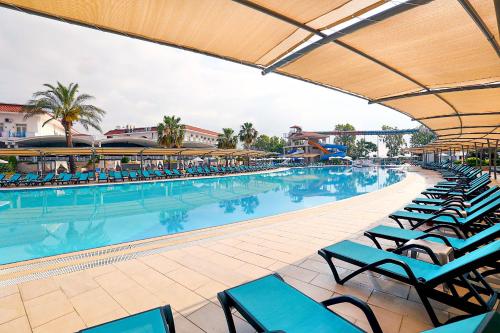 Het zwembad bij of vlak bij Crystal Paraiso Verde Resort & Spa - Ultimate All Inclusive