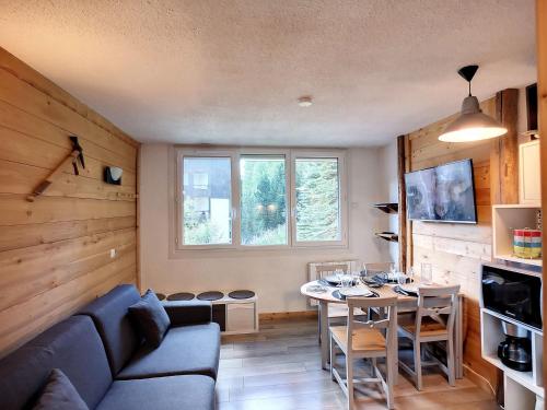 un salon avec un canapé et une table dans l'établissement Studio rénové 4 pers, ski aux pieds, Les Menuires - 21m², 2 Flocons Or, Accès direct pistes. - FR-1-178-364, aux Menuires