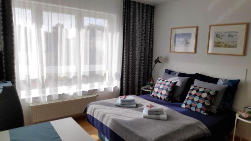 オストゼーバート・コゼロウにあるStrandnahe Ferienwohnungen mit Gartenのベッドルーム1室(ベッド2台、窓付)