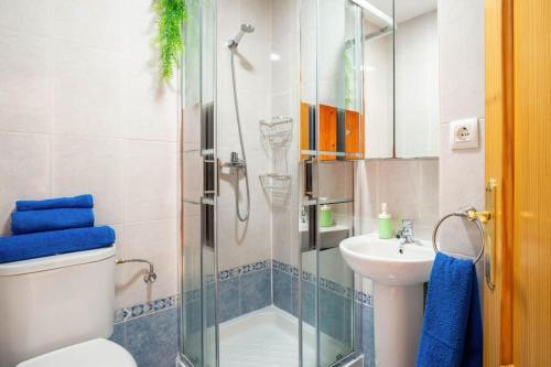 a bathroom with a shower and a toilet and a sink at Apartamento centro Rota. 2 minutos de la playa.. in Rota