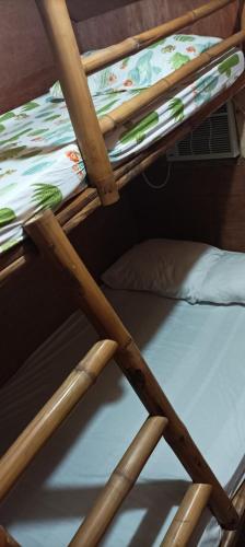 Bunk bed o mga bunk bed sa kuwarto sa Barefoot Beach House