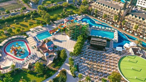 una vista aérea de un parque acuático con piscina en Crystal Prestige Elite, en Kemer