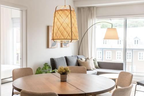 een woonkamer met een tafel en een bank bij INITIAL / ARTWOOD / Centre-ville de Quebec in Québec