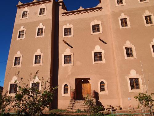 a large building with a door on the side of it at Casbah d'hôte La Jeanne Tourisme Ecologique in Boumalne