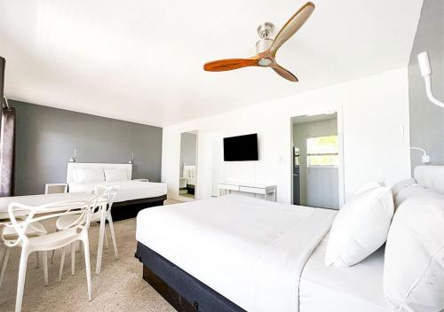 a bedroom with two beds and a ceiling fan at Winterset in Fort Lauderdale