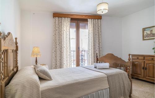 Schlafzimmer mit einem Bett und einem Fenster in der Unterkunft Stunning Home In Gaucin With Wifi in Gaucín