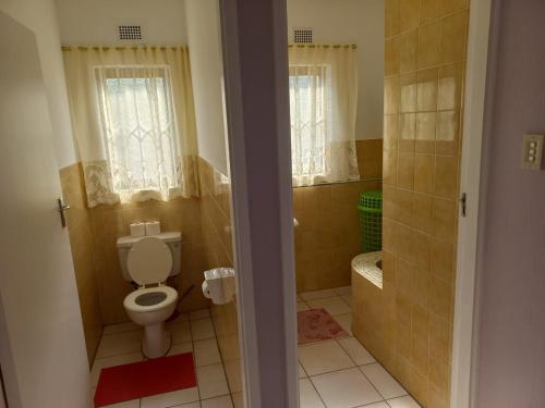 een badkamer met een toilet en een douche bij Mia Haven 2 in Scottburgh