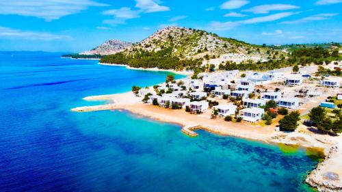 una vista aerea di un'isola nell'oceano di BUQEZ ECO RESORT - Beach Villa 81 - 1st Sea Line by beach a Drage