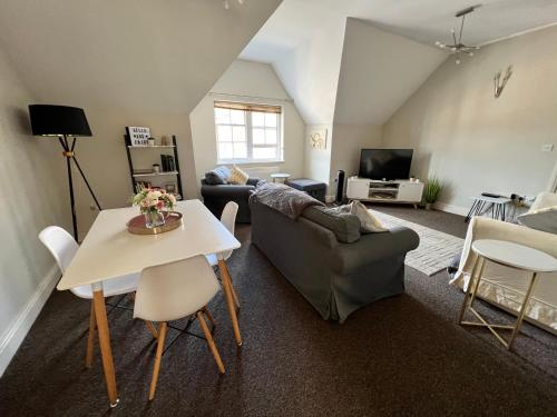uma sala de estar com um sofá e uma mesa em Stylish -2 Bed -Heart of the City - Parking- Wi-fi- Award Winning- Grade II Listed em Norwich