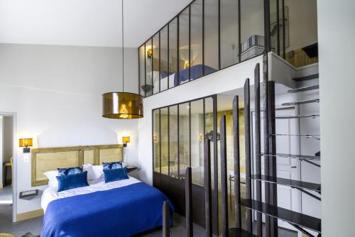 - une chambre avec 2 lits dotés d'oreillers bleus dans l'établissement Château de Candes - Art & Spa, à Candes-Saint-Martin