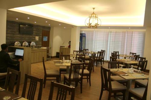 Restorāns vai citas vietas, kur ieturēt maltīti, naktsmītnē Priyo Nibash Stylish Residential Hotel