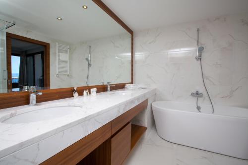 Bilik mandi di Amadria Park Hotel Royal
