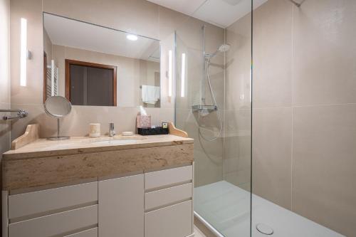 a bathroom with a sink and a shower at Gästehaus Golf Club Gut Murstätten in Lebring