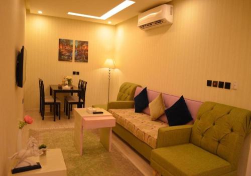 فندق نواة المدينة في آبار علي: غرفة معيشة مع أريكة وطاولة
