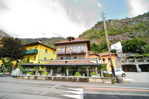 a building on the side of a street with a building at Boato Bistrot & Bed in Tegna