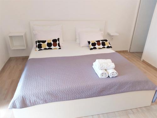 ein Schlafzimmer mit einem großen Bett und zwei Handtüchern in der Unterkunft Studio apartman Marley in Gradac