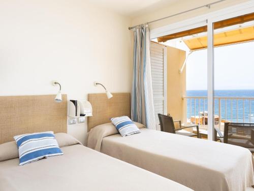 PillowAbroad - Dream sea view terrace Duplex في بوريس دي أبونا: غرفة فندقية بسريرين وبلكونة