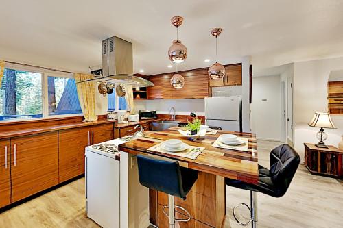 Charming Lake Tahoe Cabin – Photos 3