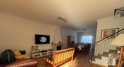 ein Wohnzimmer mit einem Sofa und einem Tisch in der Unterkunft Lotamar19 in Manta Rota