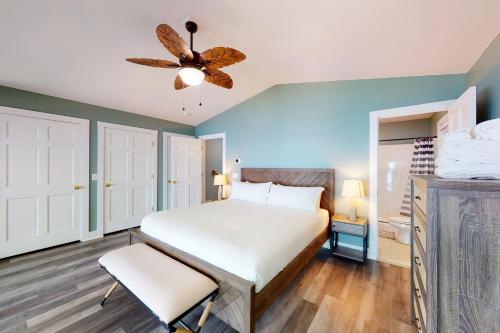 Кровать или кровати в номере Lakeside Oasis