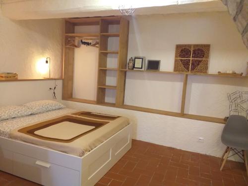 een slaapkamer met een bed en een stoel erin bij Casa Mattarulla: Monolocale Tartufo in Città di Castello