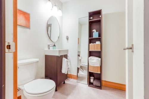 ein Badezimmer mit einem WC, einem Waschbecken und einem Spiegel in der Unterkunft Jefferson Hideaway in Sisters