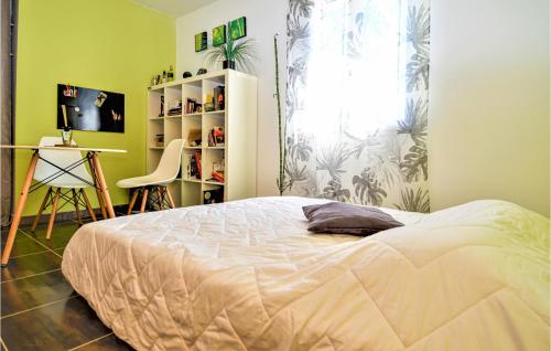 Un dormitorio con una cama grande y una ventana en Beautiful Home In Meyreuil With Kitchen, en Meyreuil
