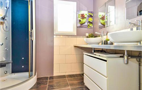 y baño con 2 lavabos y ducha. en Beautiful Home In Meyreuil With Kitchen, en Meyreuil