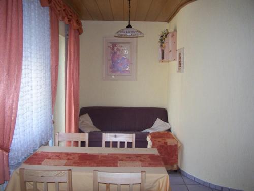 a living room with a table and a couch at Zur Rotenfelsstube in Traisen