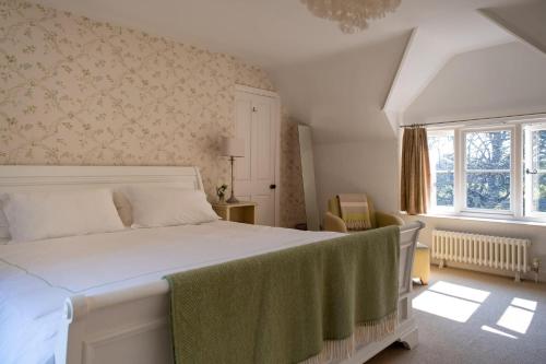 une chambre avec un lit avec une couverture verte dessus dans l'établissement The Lodge, à New Milton