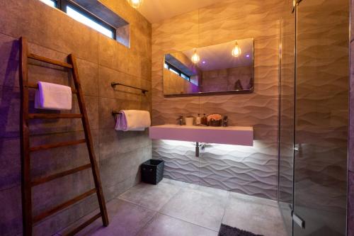 a bathroom with a sink and a mirror at Deer Lodge in Lymington