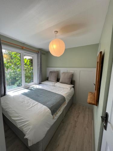 Un dormitorio con una cama grande y una ventana en 81 Hengar Manor en Bodmin