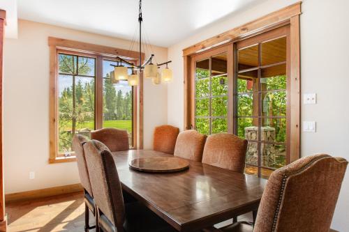 a dining room with a wooden table and chairs at Cascade Serenade at Suncadia Resort in Cle Elum