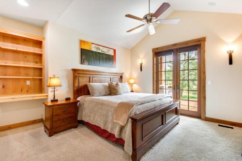 een slaapkamer met een bed en een plafondventilator bij Cascade Serenade at Suncadia Resort in Cle Elum
