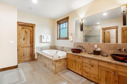 een grote badkamer met een bad en een wastafel bij Cascade Serenade at Suncadia Resort in Cle Elum