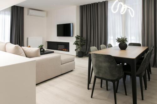 un soggiorno con tavolo e divano di Ultra Chic Modern 4 Bedrooms Apartment in Athens ad Atene