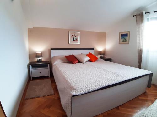 Apartments with parking space Porec - 2285