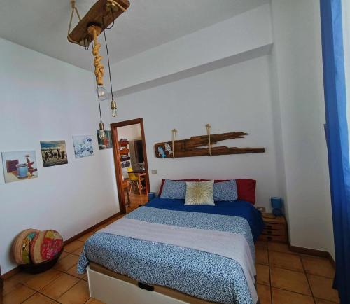 sypialnia z łóżkiem z niebieską kołdrą w obiekcie La Casita del acantilado w mieście Puerto de la Madera