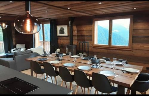 Restoran või mõni muu söögikoht majutusasutuses Chalet avec jacuzzi - 150 m des remontées