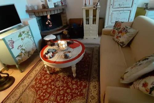 a living room with a couch and a coffee table at L' incantevole Tana di Oto in Ovindoli