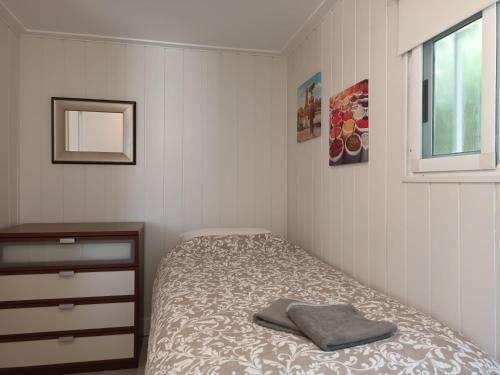 1 dormitorio con cama, espejo y ventana en Eco Resort Costa Blanca en Dolores