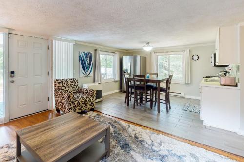Charming Lake Getaway – Photos 3