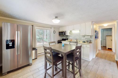 Charming Lake Getaway – Photos 4
