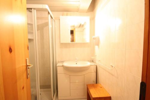 La petite salle de bains est pourvue d'un lavabo et de toilettes. dans l'établissement Marilleva 1400 Appartamenti Montana, à Marilleva
