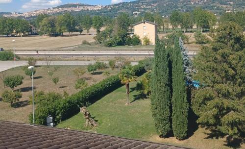 an overhead view of a park with trees and a highway at GlampingCashmereHause in Rivotorto 