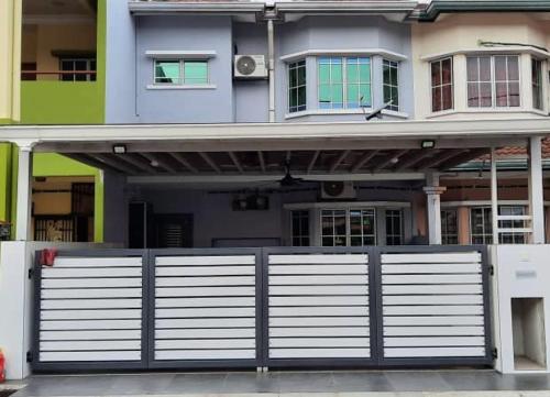 une maison avec une clôture devant elle dans l'établissement HOMESTAY DR. Z (MUSLIM HOMESTAY), à Klang